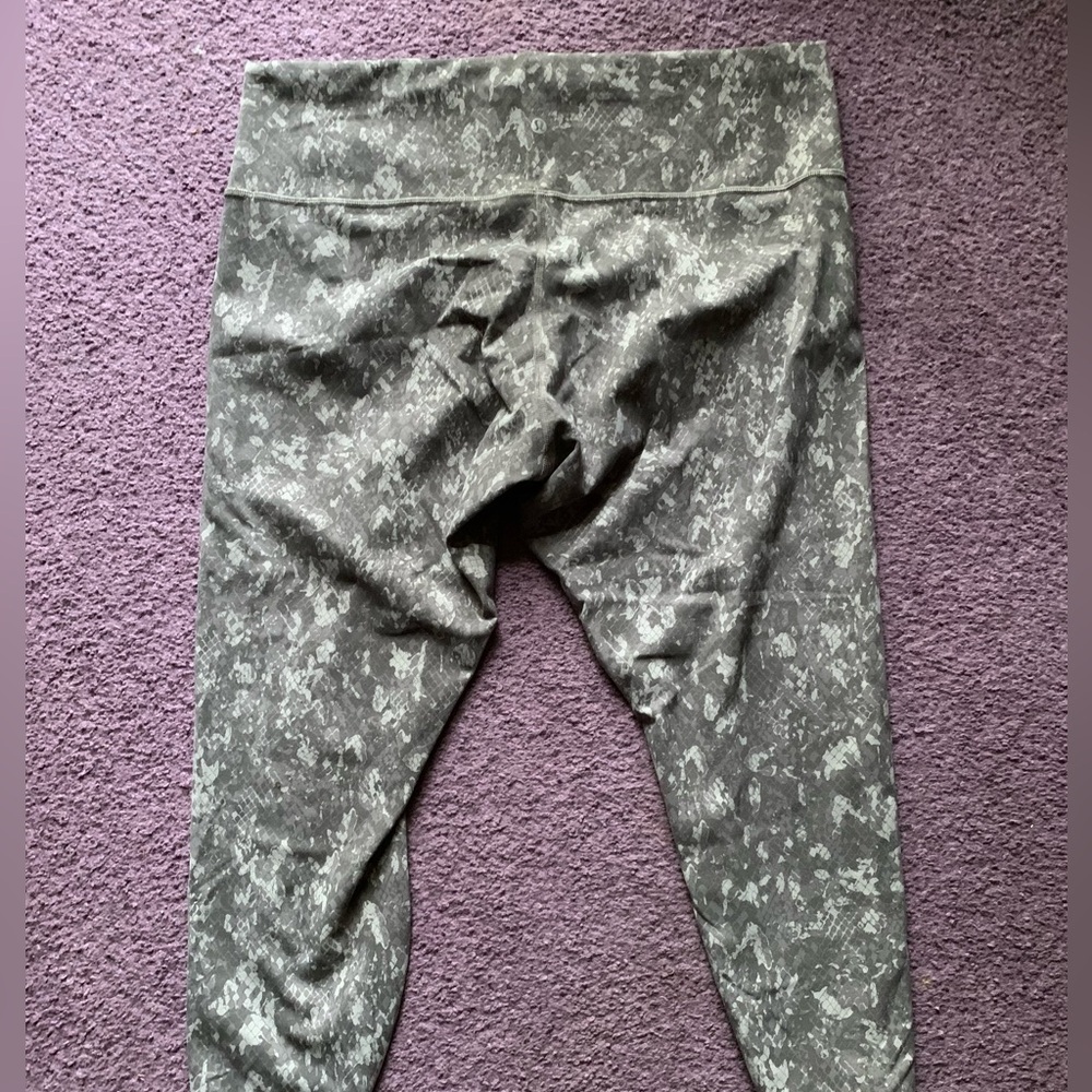 Lululemon Gray Snake Print Wunder Under 25”